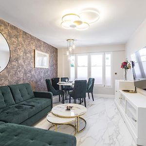 Appartement à 2 Chambres à Coucher