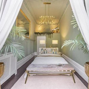 Stunning Hyde Park Home With Private Balcony & Lift Elevator Access