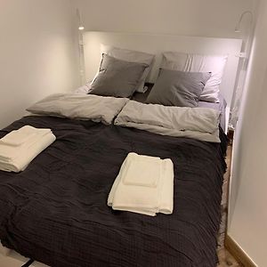 Studio Lit King-Size