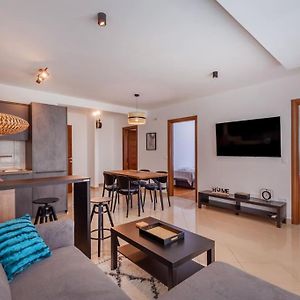 Stylish Two Bedroom Apartment&Garage Parking Place