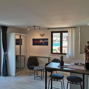 Studio Lit King-Size