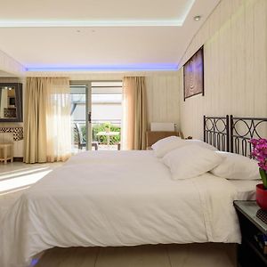 Studio Lit King-Size