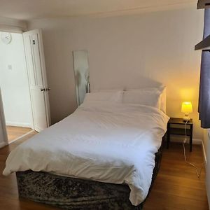 Close To Tower Bridge Central London - 4 Bedroom House - 3 Bathrooms - Free Parking 3 Cars - Sleep 9