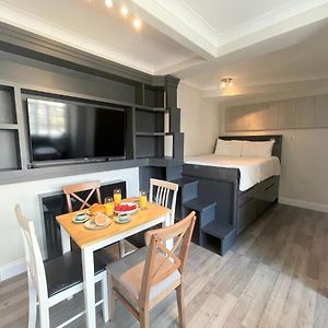 Studio Lit King-Size