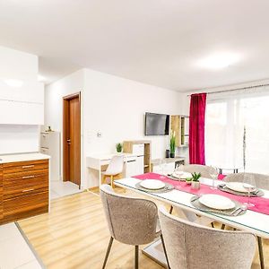 Tranquil Apartment With Free Parking And Garden Connection In The Downtown