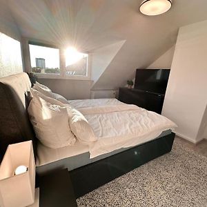 Zentrale Wohnung Fuer 4 Mit Bett Und Schlafcouch