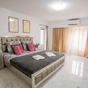 Quiet Marble Apt With Free Parking Spot Old Town