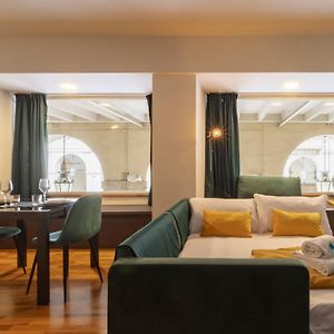 Turin Bed & Books By Wonderful Italy