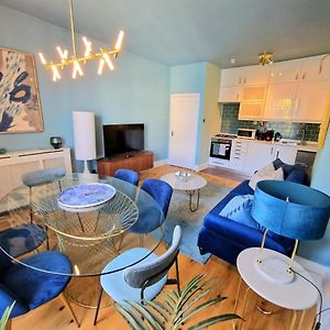 Gorgeous Hyde Park Home With Lift-Elevator Access & Nice View