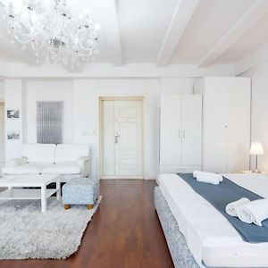 Mozzafiato By The River Studio