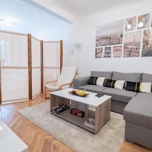 Appartement à 2 Chambres à Coucher