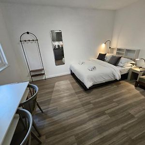 Studio Lit King-Size