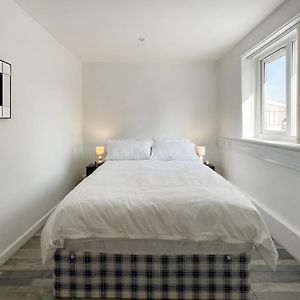 Bright, Warm & Cozy House In Harpurhey