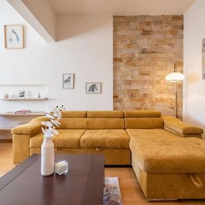 Aristocratic Place, Top Location