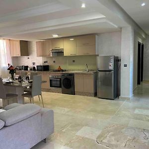 Appartement à 3 Chambres à Coucher