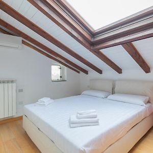 Loft Artigianale: Design In Legno E Terrazzo Panoramico Su Milano