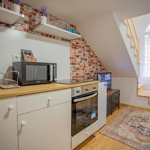 Cosy Gallery Flat In Akacfa St.
