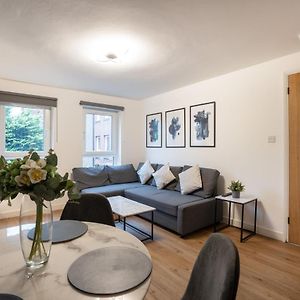 Modern 2Bed Apartment-Free Parking