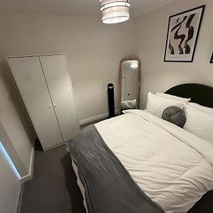 Stylish, Top-Floor 1 Bed Apt