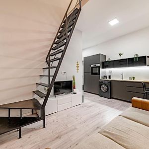 Chic Loft Bp: Industrial Gem