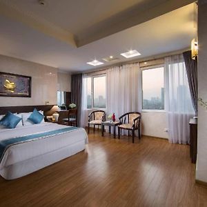 Danly Hotel 24 Dao Tan Hn - By Bay Luxury