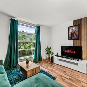 Large Central Manchester Apartment - Sleeps 8