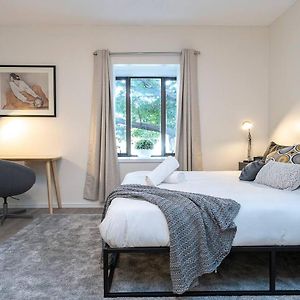 'Zen Boutique' A Well-Connected Studio With Parking