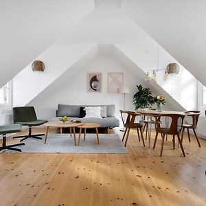 Sanders Saint - Loft One-Bedroom Apartment By The Charming Canals