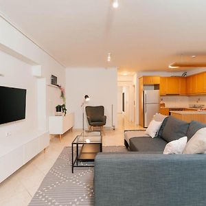 Phaedrus Living: Cozy Flat Koukaki