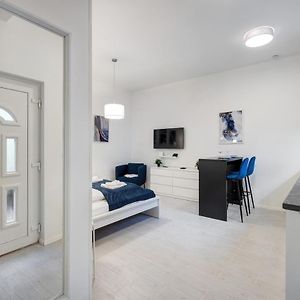 Modern Stay In Authentic Central Area