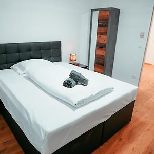 Vienna Shopping Center 6A Apartment