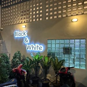 Mr Black & Ms White -Self Check In Accommodation