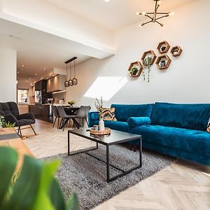 Luxurious 3 Bed Home, Free Parking