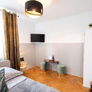 Clicktheflat Stawki Apart Rooms