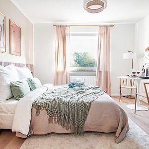 Homefy Boho Studio - Free Parking - Self Check-In - Elevator