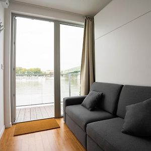 Sundeck Botel - Party Boat