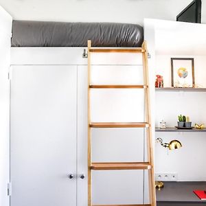 Studio Lit King-Size