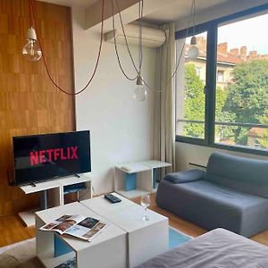 Central Apartment With Free Parking And Balcony