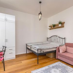 Cozy Quiet New Apartment In Karlin Square