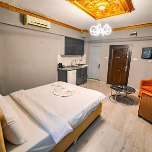 Studio Lit King-Size