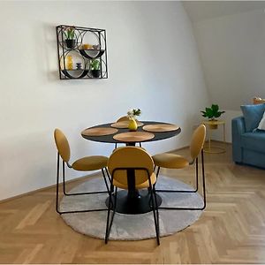Freshly Renovated Apartment In Trendy Area L Hg21