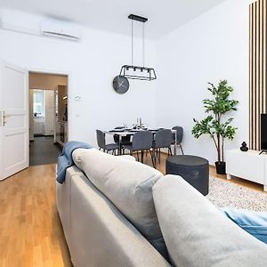 Orestaliving - Spacious 2Br On The Danube Canal