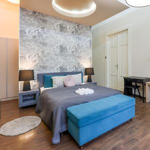 Deluxe Central Apartment With 4Bedrm 2 Bathrm