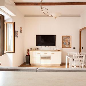 Elegant & Quiet Apartment Next To Colosseo