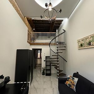 Studio Lit King-Size