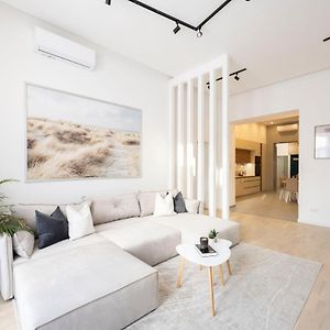Luxurious & Spacious Central Residence With Balcony