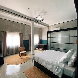 Sundays Cafe & Hotel
