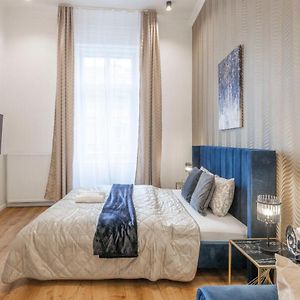 Luxurious Central Grand Home W/ 3Bedrm 2Bathrm