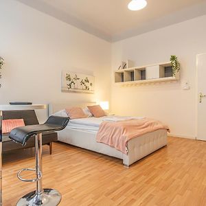 Peaceful Getaway 2Br Apartment With Shared Spaces