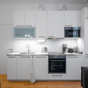 Modern 2Bd Flat With Prime Location And Workspace By Flat Mаnager
